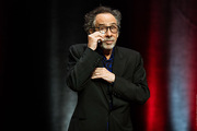 <span style='display:inline-block; background-color:#DF071E; width: 100%;padding:5px;'>Tim Burton</span>