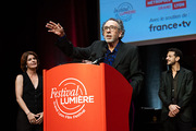 <span style='display:inline-block; background-color:#DF071E; width: 100%;padding:5px;'>Tim Burton </span>