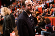 <span style='display:inline-block; background-color:#DF071E; width: 100%;padding:5px;'>Vincent Macaigne </span>