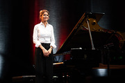 <span style='display:inline-block; background-color:#DF071E; width: 100%;padding:5px;'>Alice Taglioni </span>