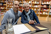 <span style='display:inline-block; background-color:#DF071E; width: 100%;padding:5px;'>Signature de Claude Lelouch</span>