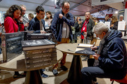 <span style='display:inline-block; background-color:#DF071E; width: 100%;padding:5px;'>Signature de Claude Lelouch</span>