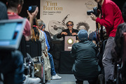 <span style='display:inline-block; background-color:#DF071E; width: 100%;padding:5px;'>Conférence de presse Tim Burton</span>