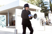 <span style='display:inline-block; background-color:#DF071E; width: 100%;padding:5px;'>Tim Burton</span>