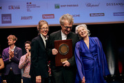 <span style='display:inline-block; background-color:#DF071E; width: 100%;padding:5px;'>Wim Wenders, sa femme, Donata et Marisa Paredes</span>