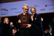<span style='display:inline-block; background-color:#DF071E; width: 100%;padding:5px;'>Wim Wenders et sa femme Donata</span>