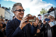 <span style='display:inline-block; background-color:#DF071E; width: 100%;padding:5px;'>Wim Wenders</span>