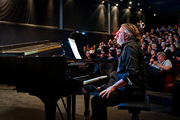 <span style='display:inline-block; background-color:#DF071E; width: 100%;padding:5px;'>Ciné-concert : Accompagnement au piano par Didier Martel</span>