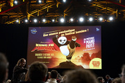 <span style='display:inline-block; background-color:#DF071E; width: 100%;padding:5px;'>SÉANCE FAMILLE Kung Fu Panda</span>