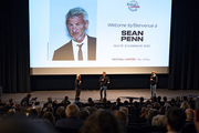 <span style='display:inline-block; background-color:#DF071E; width: 100%;padding:5px;'>Sean Penn</span>