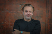 <span style='display:inline-block; background-color:#DF071E; width: 100%;padding:5px;'>Patrick Mille</span>