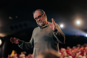 <span style='display:inline-block; background-color:#DF071E; width: 100%;padding:5px;'>Laurent Delmas</span>

