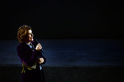 <span style='display:inline-block; background-color:#DF071E; width: 100%;padding:5px;'>Irène Jacob</span>