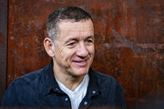 <span style='display:inline-block; background-color:#DF071E; width: 100%;padding:5px;'>Dany Boon </span>