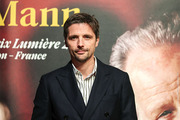 <span style='display:inline-block; background-color:#DF071E; width: 100%;padding:5px;'>Raphaël Personnaz</span>