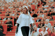 <span style='display:inline-block; background-color:#DF071E; width: 100%;padding:5px;'>Isabelle Huppert</span>