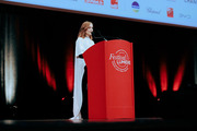 <span style='display:inline-block; background-color:#DF071E; width: 100%;padding:5px;'>Isabelle Huppert</span>