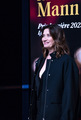 <span style='display:inline-block; background-color:#DF071E; width: 100%;padding:5px;'>Emmanuelle Devos</span>