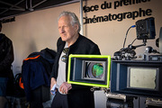 <span style='display:inline-block; background-color:#DF071E; width: 100%;padding:5px;'>La Sortie de l'usine Lumière par Michael Mann</span>