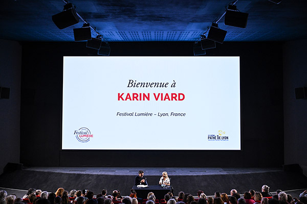 <span style='display:inline-block; background-color:#DF071E; width: 100%;padding:5px;'>MASTER CLASS Rencontre avec Karin Viard</span>