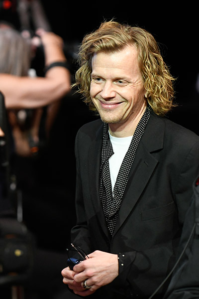 <span style='display:inline-block; background-color:#DF071E; width: 100%;padding:5px;'>Alex Lutz </span>