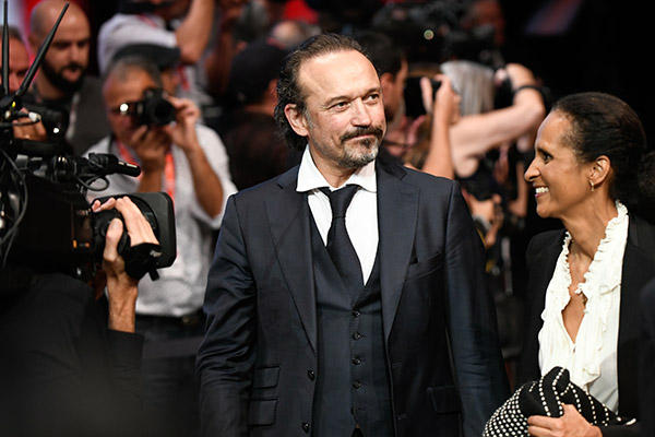 <span style='display:inline-block; background-color:#DF071E; width: 100%;padding:5px;'>Vincent Perez et Karine Silla</span>