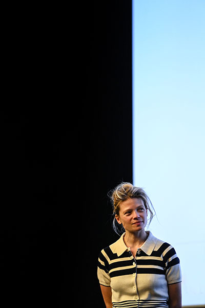 <span style='display:inline-block; background-color:#DF071E; width: 100%;padding:5px;'>Mélanie Thierry</span>