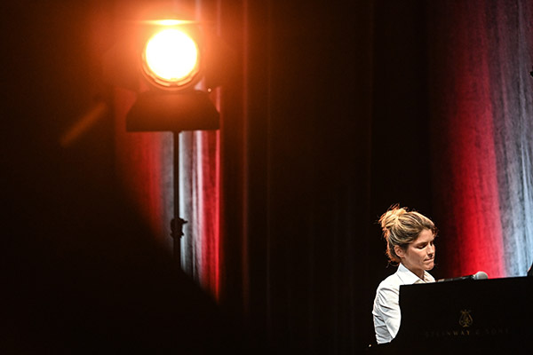 <span style='display:inline-block; background-color:#DF071E; width: 100%;padding:5px;'>Alice Taglioni </span>