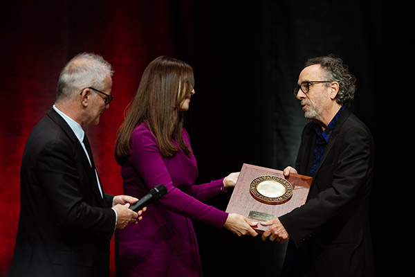 <span style='display:inline-block; background-color:#DF071E; width: 100%;padding:5px;'>Thierry Frémaux, Monica Bellucci et Tim Burton</span>