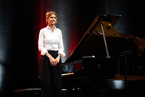 <span style='display:inline-block; background-color:#DF071E; width: 100%;padding:5px;'>Alice Taglioni </span>
