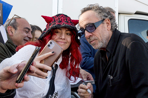 <span style='display:inline-block; background-color:#DF071E; width: 100%;padding:5px;'>Conférence de presse Tim Burton</span>