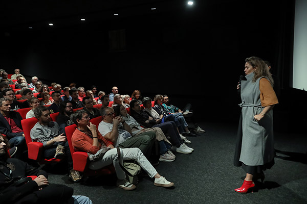 <span style='display:inline-block; background-color:#DF071E; width: 100%;padding:5px;'>Delphine Gleize</span>
