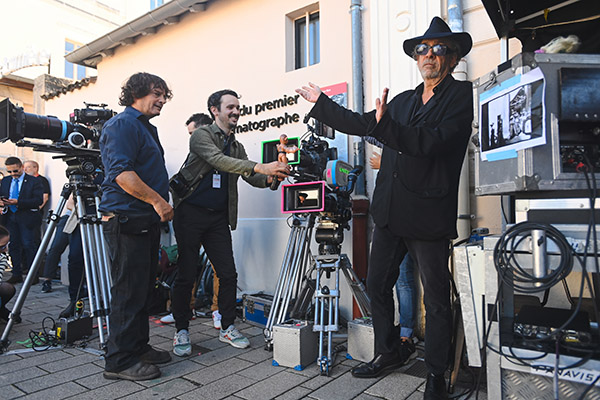 <span style='display:inline-block; background-color:#DF071E; width: 100%;padding:5px;'>Tim Burton</span>