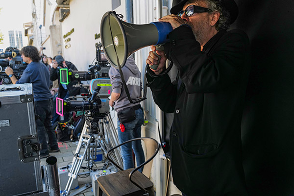 <span style='display:inline-block; background-color:#DF071E; width: 100%;padding:5px;'>Tim Burton</span>