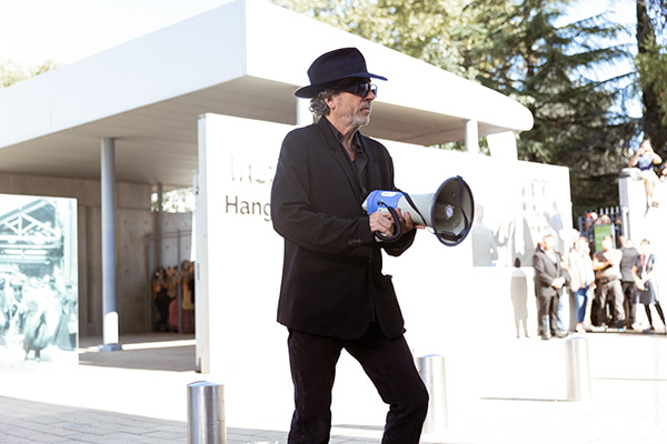 <span style='display:inline-block; background-color:#DF071E; width: 100%;padding:5px;'>Tim Burton</span>