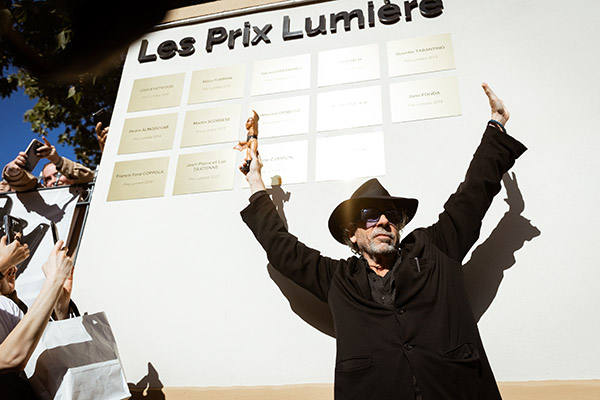 <span style='display:inline-block; background-color:#DF071E; width: 100%;padding:5px;'>Tim Burton</span>