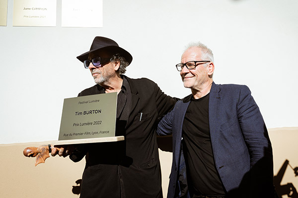 <span style='display:inline-block; background-color:#DF071E; width: 100%;padding:5px;'>Tim Burton & Thierry Frémaux</span>
