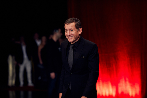<span style='display:inline-block; background-color:#DF071E; width: 100%;padding:5px;'>Dany Boon</span>