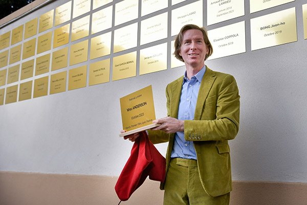 <span style='display:inline-block; background-color:#DF071E; width: 100%;padding:5px;'>Wes Anderson</span>