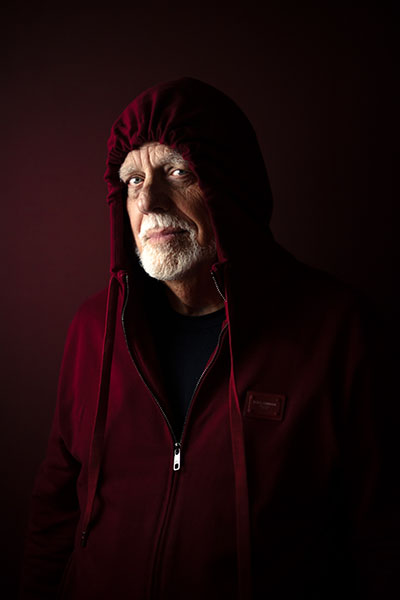 <span style='display:inline-block; background-color:#DF071E; width: 100%;padding:5px;'>Taylor Hackford</span>