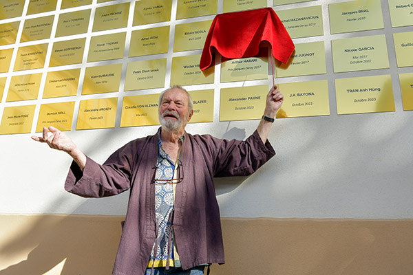 <span style='display:inline-block; background-color:#DF071E; width: 100%;padding:5px;'>Terry Gilliam</span>