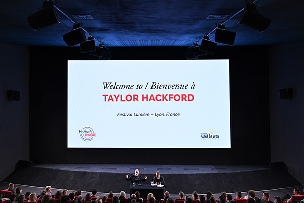 <span style='display:inline-block; background-color:#DF071E; width: 100%;padding:5px;'>Master Class : Rencontre avec Taylor Hackford</span>