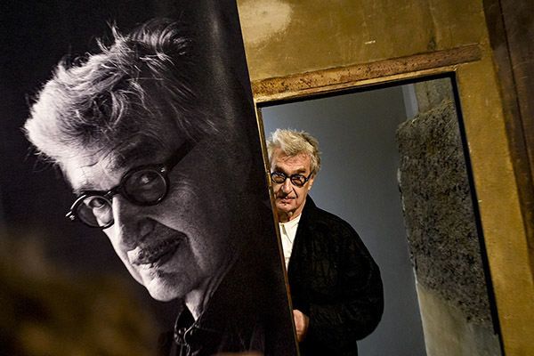 <span style='display:inline-block; background-color:#DF071E; width: 100%;padding:5px;'>Wim Wenders</span>