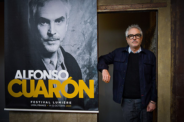<span style='display:inline-block; background-color:#DF071E; width: 100%;padding:5px;'>Alfonso Cuarón</span>
