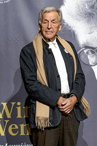 <span style='display:inline-block; background-color:#DF071E; width: 100%;padding:5px;'>Costa-Gavras</span>