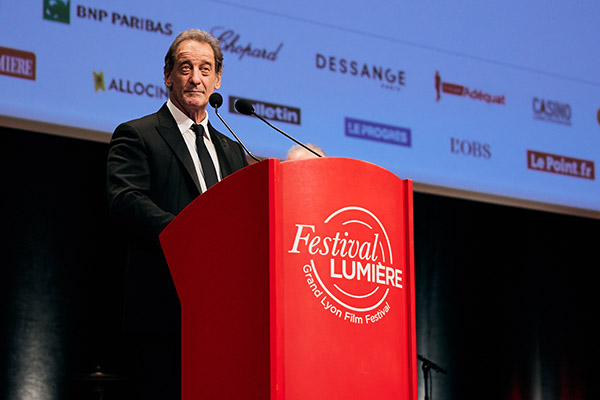 <span style='display:inline-block; background-color:#DF071E; width: 100%;padding:5px;'>Vincent Lindon</span>
