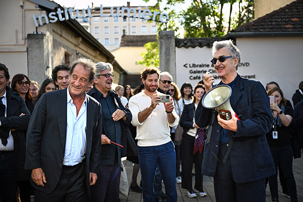 <span style='display:inline-block; background-color:#DF071E; width: 100%;padding:5px;'>Vincent Lindon et Wim Wenders</span>