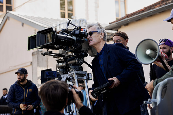 <span style='display:inline-block; background-color:#DF071E; width: 100%;padding:5px;'>Tournage <em>Sortie d'usine</em> de Wim Wenders</span>