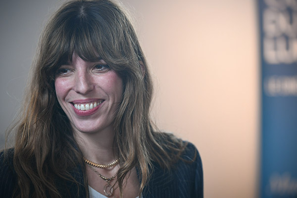 <span style='display:inline-block; background-color:#DF071E; width: 100%;padding:5px;'>Lou Doillon</span>