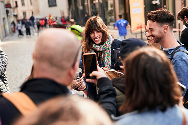 <span style='display:inline-block; background-color:#DF071E; width: 100%;padding:5px;'>Lou Doillon</span>
